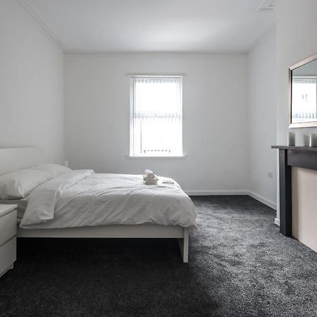 Spacious 4 Bed House In Birmingham, Suitable For Contractors Extérieur photo