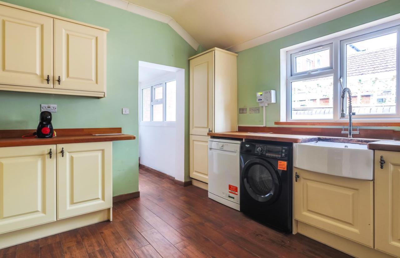 Spacious 4 Bed House In Birmingham, Suitable For Contractors Extérieur photo