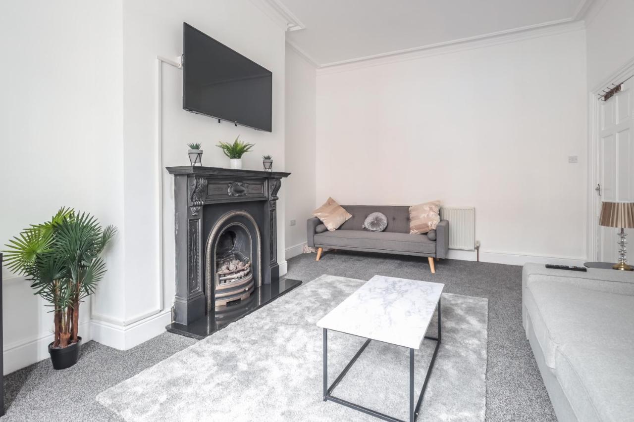 Spacious 4 Bed House In Birmingham, Suitable For Contractors Extérieur photo