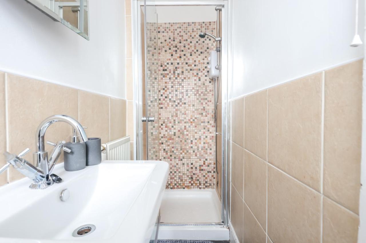 Spacious 4 Bed House In Birmingham, Suitable For Contractors Extérieur photo